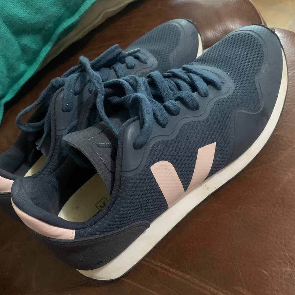 Tennis shoes